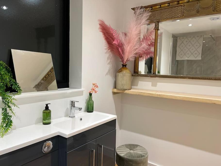 הוילה Llanbrynmair Quirky, Luxury Hideaway מראה חיצוני תמונה